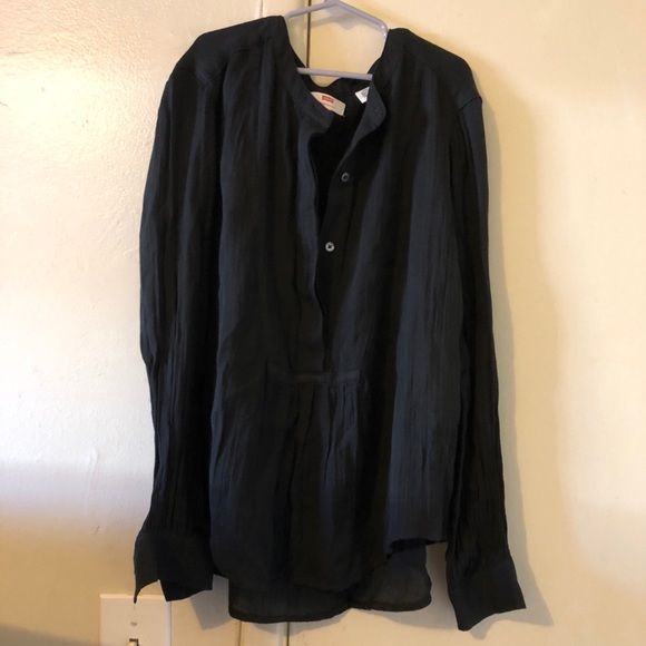 Levi’s xs long sleeve blouse. In black - Picture 4 of 4